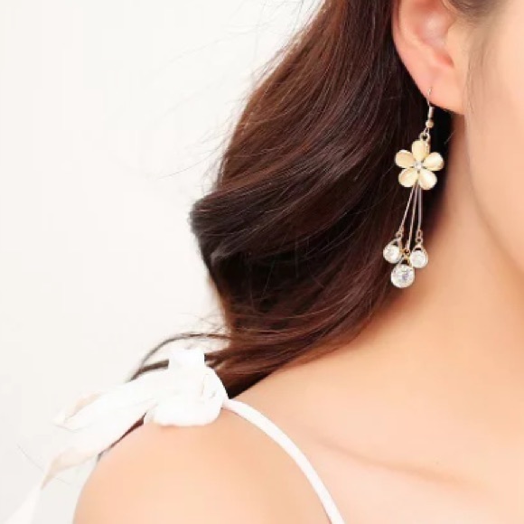 Beautiful Gold Plated Flower Earrings - Picture 4 of 4